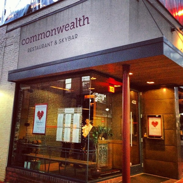 รูปภาพถ่ายที่ Commonwealth Restaurant &amp; Skybar โดย Willi#m L. เมื่อ 2/6/2013