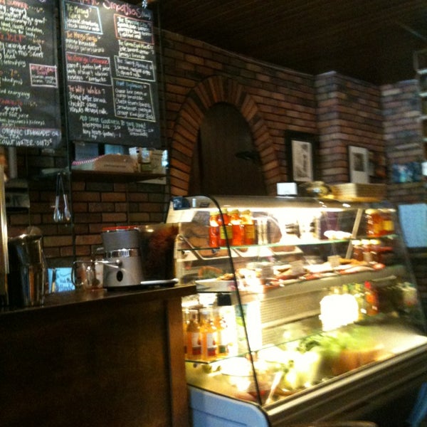 Photo prise au The Root Cellar Organic Cafe &amp; Bakery par Edward E. le5/15/2013