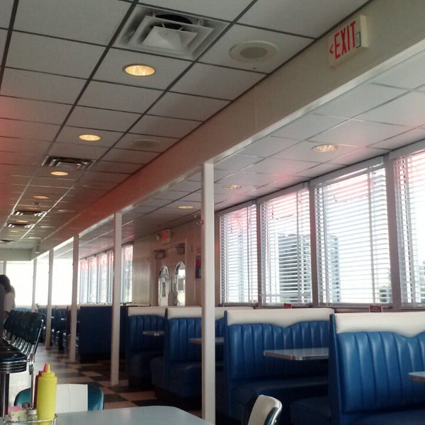 Das Foto wurde bei Blue Ribbon Diner- Mebane von Jared M. am 7/2/2013 aufgenommen