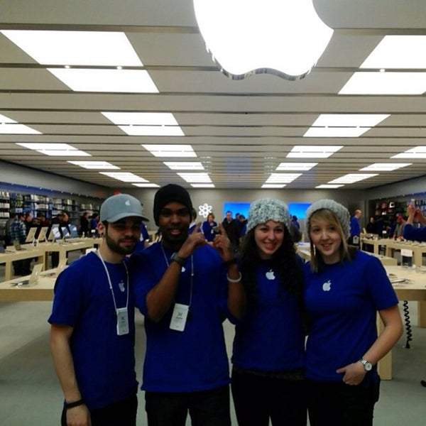 Apple Carrefour Laval Chomedey'de Elektronik Mağazası'da fotoğraflar