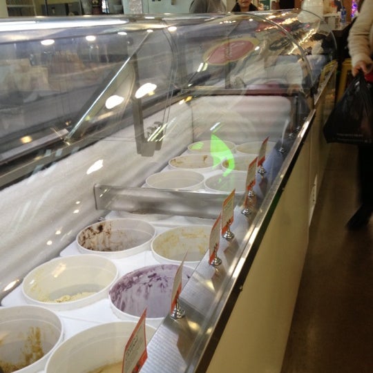 รูปภาพถ่ายที่ Jeni&#39;s Splendid Ice Creams โดย Steve H. เมื่อ 12/24/2012