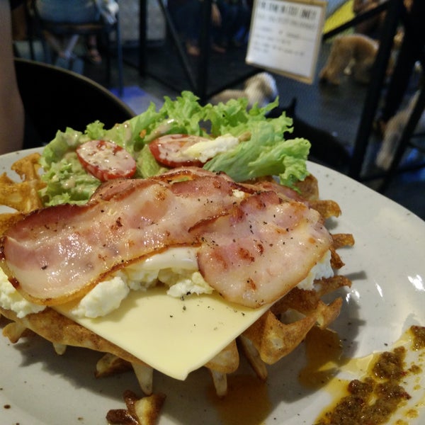 As for savoury waffles, in terms of taste, it's quite different from the sweet ones.. Not too salty, smell nice