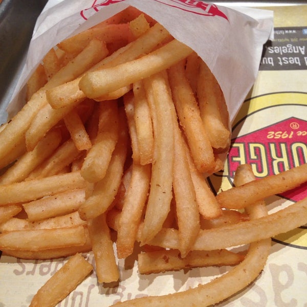 Photo taken at Fatburger by Daisy on 1/30/2014