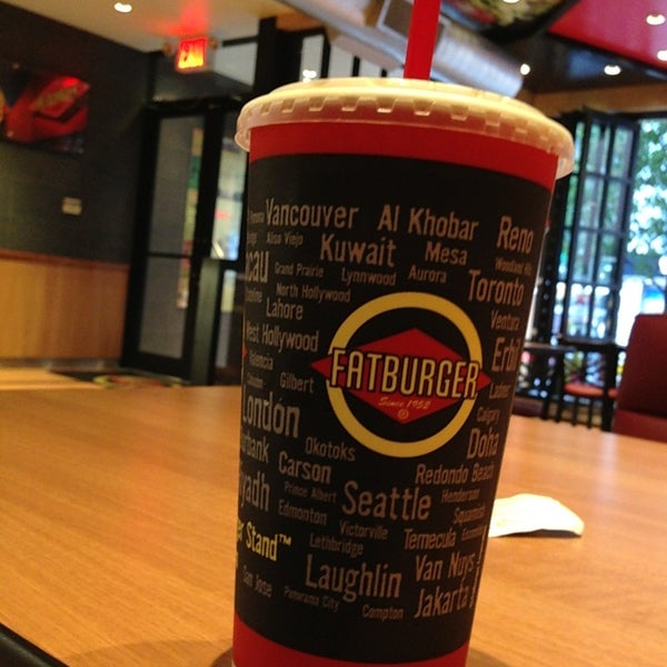 Photo taken at Fatburger by Daisy on 9/12/2013