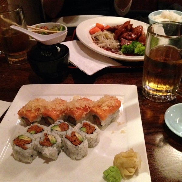 2/21/2014 tarihinde Helena L.ziyaretçi tarafından East Japanese Restaurant'de çekilen fotoğraf
