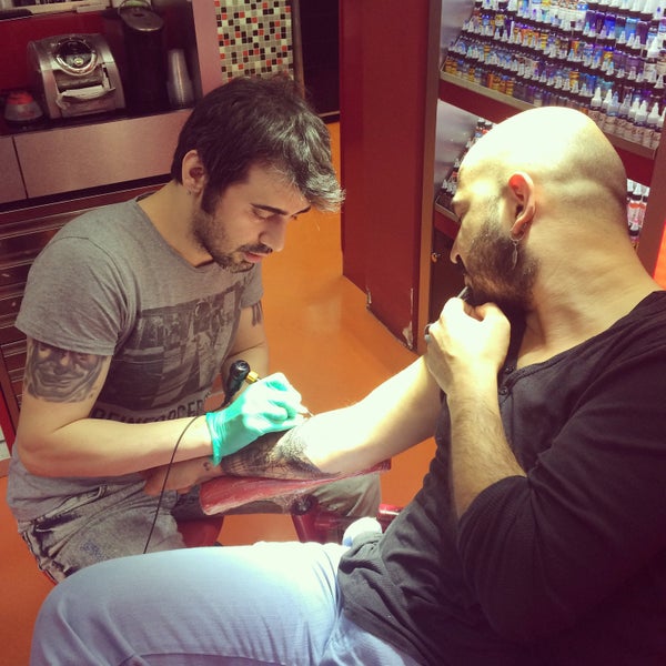 Photo taken at Vagonart Tattoo &amp; Piercing by Mehmet ç. on 12/22/2014