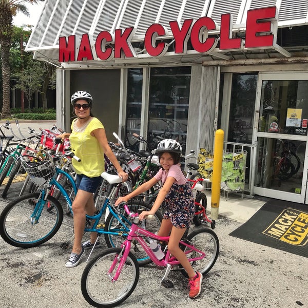 Das Foto wurde bei Mack Cycle &amp; Fitness von Angela S. am 7/22/2018 aufgenommen