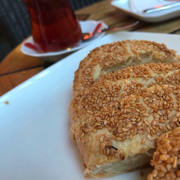 Das Foto wurde bei Nazar Cafe Restaurant von Gülsiye Y. am 9/24/2019 aufgenommen