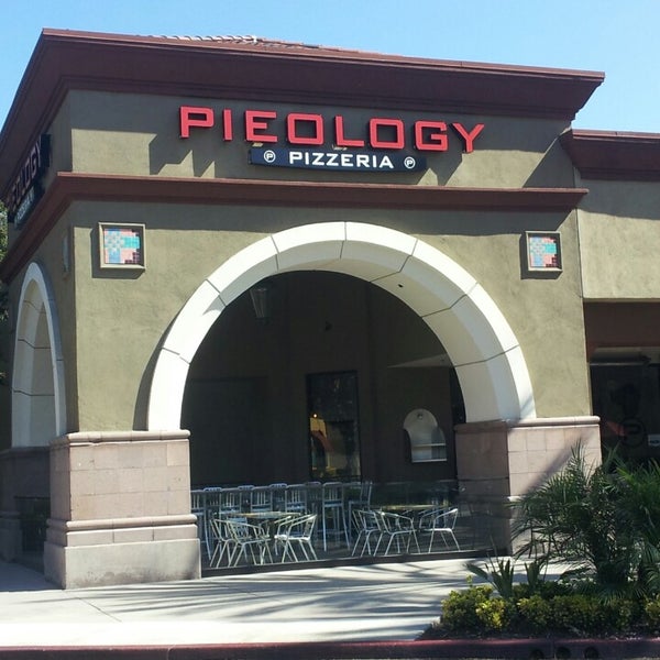 Foto tirada no(a) Pieology Pizzeria por christian c. em 9/13/2013