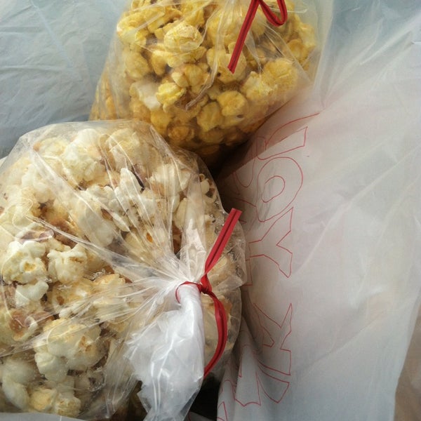 Foto diambil di Cravings Gourmet Popcorn oleh Melisa L. pada 2/21/2013