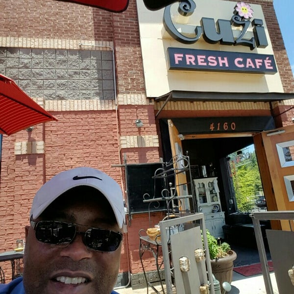 Foto tirada no(a) Cuzi Fresh Cafe por Brian F. em 6/28/2015
