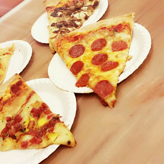 Foto scattata a The Manhattan Pizza Company da Kes L. il 1/28/2014