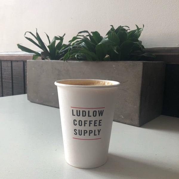 Foto tirada no(a) Ludlow Coffee Supply por Yuen T. em 8/18/2019