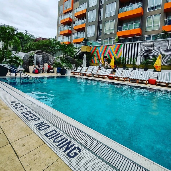 Foto diambil di McCarren Hotel &amp; Pool oleh Devin A. B. pada 8/28/2021