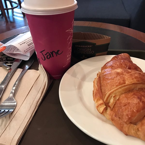 Foto tirada no(a) Starbucks por Janey em 1/16/2017
