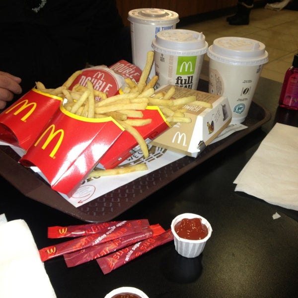 รูปภาพถ่ายที่ McDonald&#39;s โดย Wench เมื่อ 1/21/2013