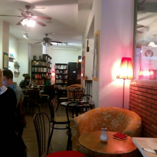 Photo taken at La Qarmita Librería-Café by Ángel Raúl G. on 12/2/2015