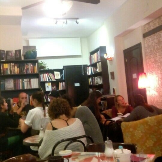 Photo taken at La Qarmita Librería-Café by Ángel Raúl G. on 5/10/2016