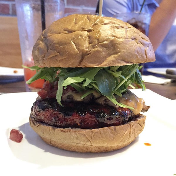 8/30/2015 tarihinde Chris H.ziyaretçi tarafından Ohana Burger'de çekilen fotoğraf