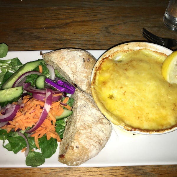 Rustic pub with fantastic food and wonderful service. A must stop if you are in town! Don't let the picture of the food stop you, the taste is far better than its appearance. I had a huge fish pie.