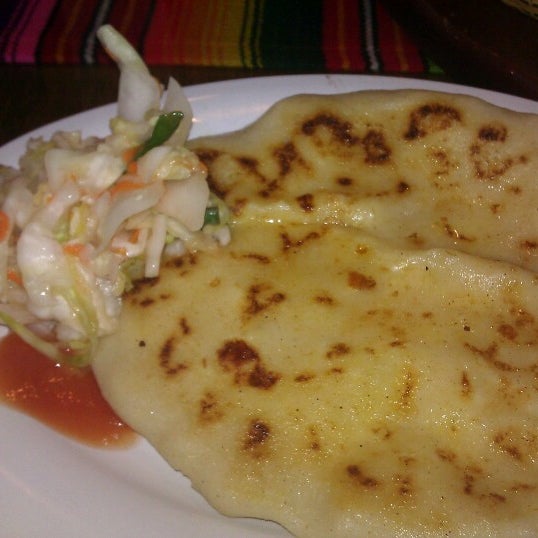 Снимок сделан в La Esperanza Restaurant and Bakery пользователем Leslie S. 11/8/2012