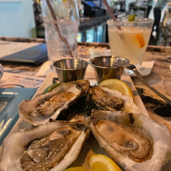 Foto scattata a Wild Sea Oyster Bar &amp; Grille da Alyssa A. il 5/29/2021