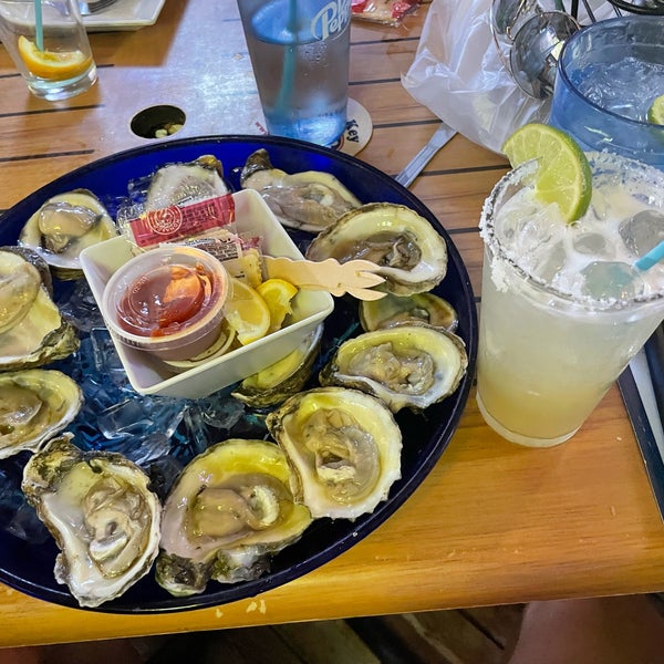 8/22/2021 tarihinde Alyssa A.ziyaretçi tarafından Siesta Key Oyster Bar'de çekilen fotoğraf