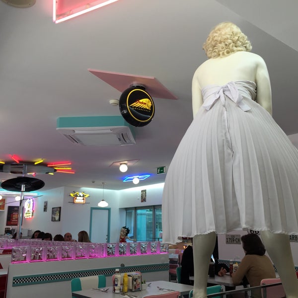 รูปภาพถ่ายที่ The Fifties Diner โดย Veronique D. เมื่อ 2/5/2015