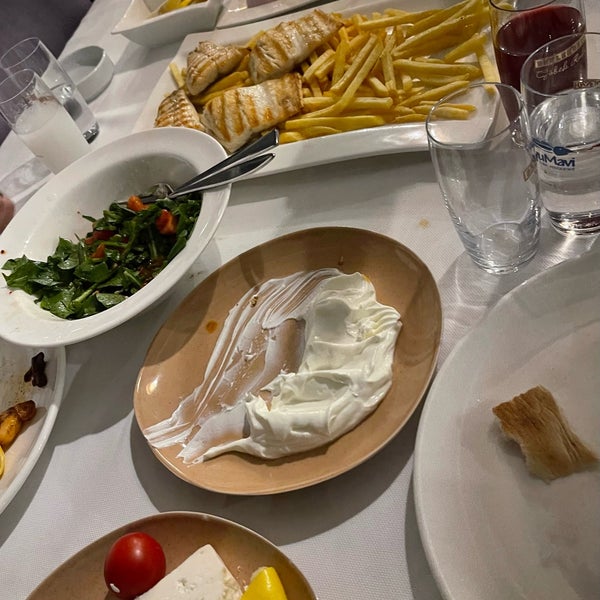 Das Foto wurde bei KoyuMavi Balık Restaurant von ♥️ am 11/19/2022 aufgenommen