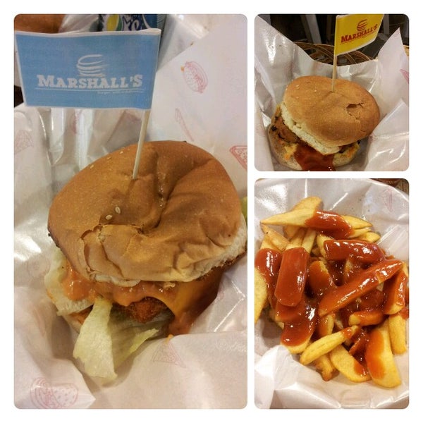 Foto tirada no(a) Marshall&#39;s Burger por Penny C. em 3/7/2013