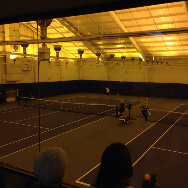 Foto tirada no(a) The Racquet Club por Chris K. em 12/29/2013