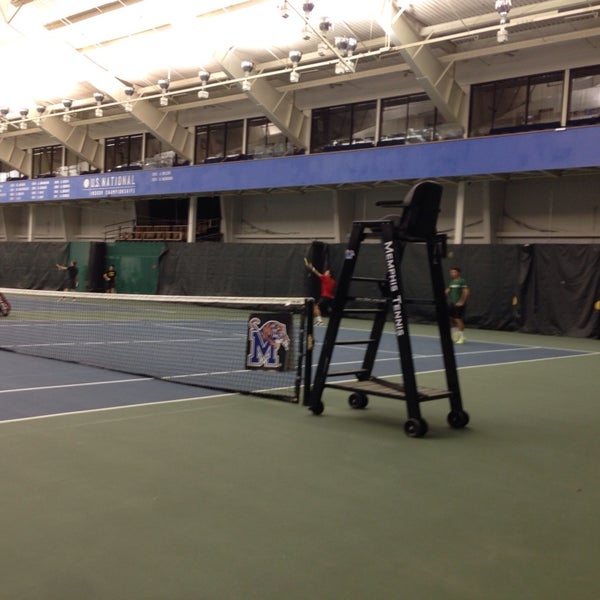 Foto tirada no(a) The Racquet Club por Chris K. em 12/28/2013
