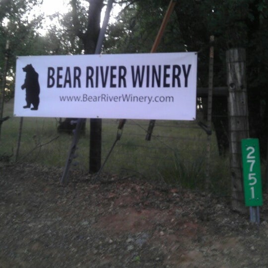รูปภาพถ่ายที่ Bear River Winery โดย Mike W. เมื่อ 5/11/2013