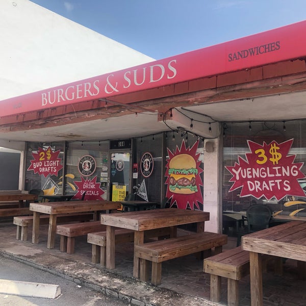 Foto scattata a Burgers &amp; Suds da Mayte ☀️🍹 il 8/18/2019