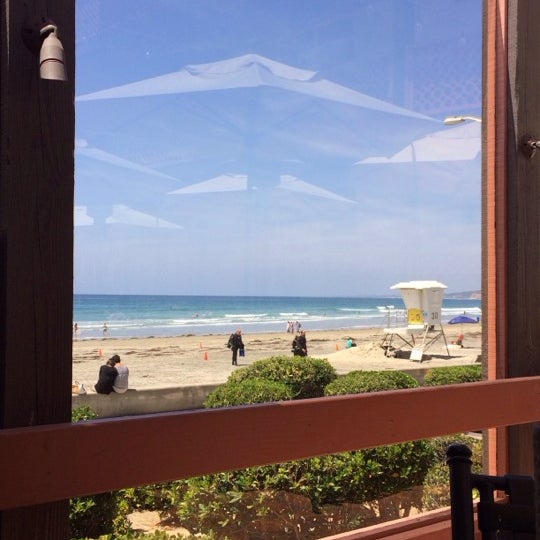 Das Foto wurde bei Shores Restaurant von Erika Y. am 5/9/2014 aufgenommen