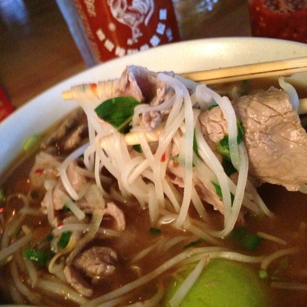 6/2/2013 tarihinde Liz T.ziyaretçi tarafından So Ba Vietnamese Restaurant'de çekilen fotoğraf