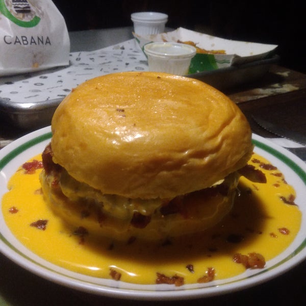 Muito bom, hamburger wagyu suculento e tenro, maionese da batata e diferente do padrão e ótima! E pelo menos eu gosto de refri de maquina