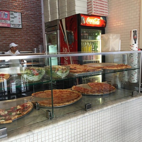 5/16/2016에 Eric J.님이 Joe&#39;s Pizza에서 찍은 사진