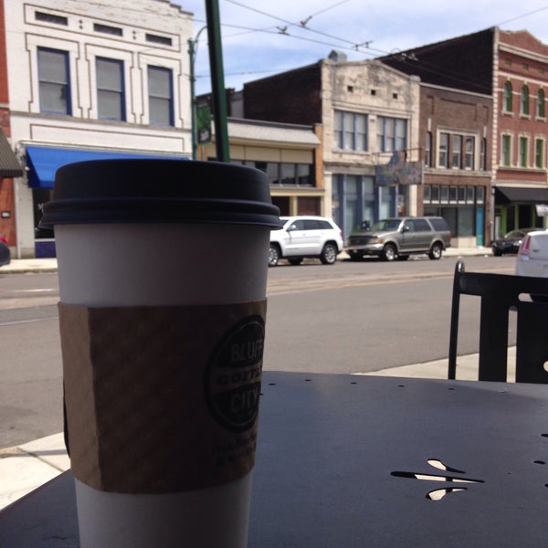 Foto tirada no(a) Bluff City Coffee por Eric J. em 5/13/2015