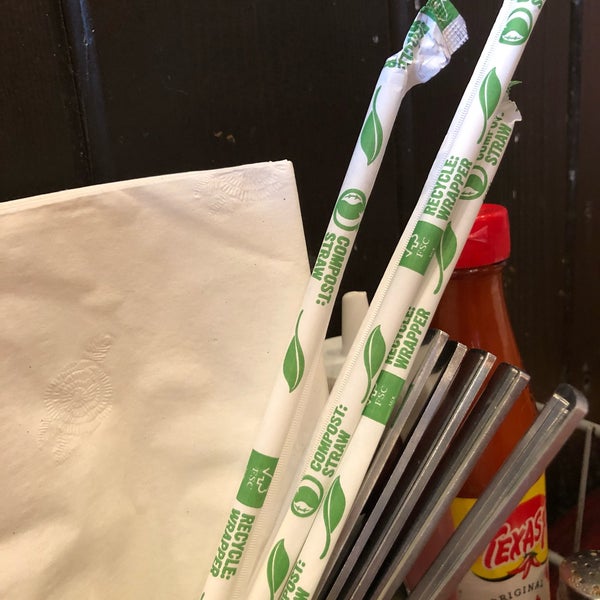 Instead of plastic straws, they have these compostable straws! 🌎