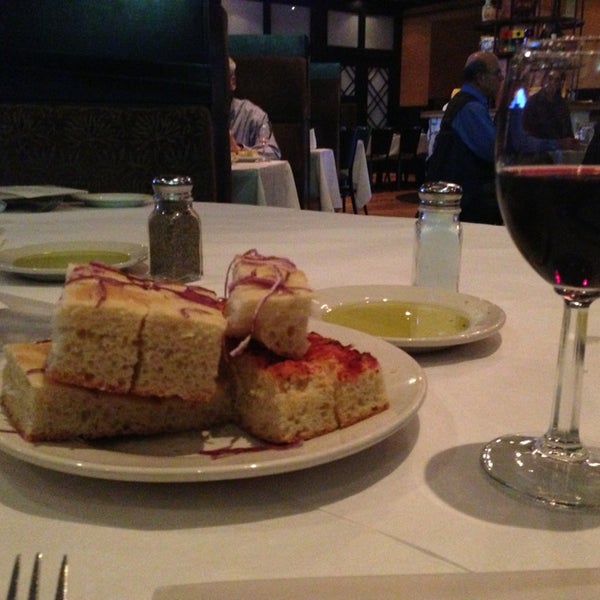 4/5/2013 tarihinde Carol F.ziyaretçi tarafından Carlucci Restaurant &amp; Bar'de çekilen fotoğraf