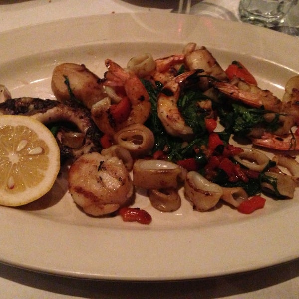 3/23/2013 tarihinde Carol F.ziyaretçi tarafından Carlucci Restaurant &amp; Bar'de çekilen fotoğraf