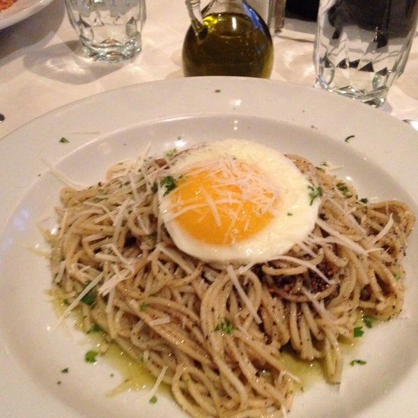 3/21/2014 tarihinde Carol F.ziyaretçi tarafından Carlucci Restaurant &amp; Bar'de çekilen fotoğraf