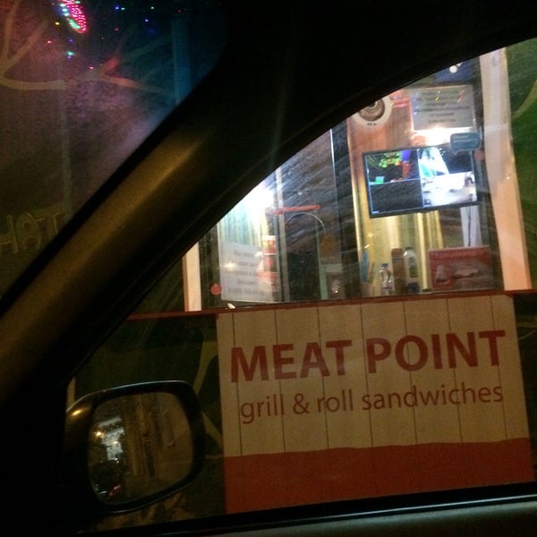 Foto scattata a Meat Point Grill &amp; Roll da Sasha M. il 6/17/2016