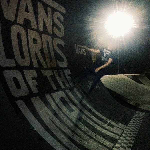 Скейт парк vans off the Wall