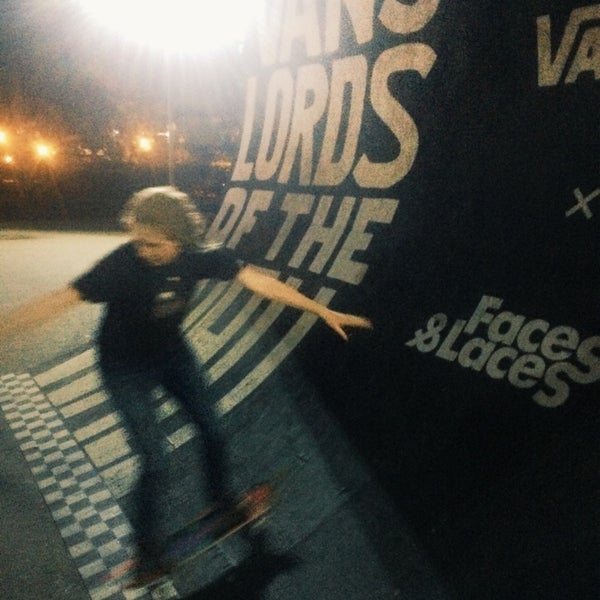 Скейт парк vans off the Wall
