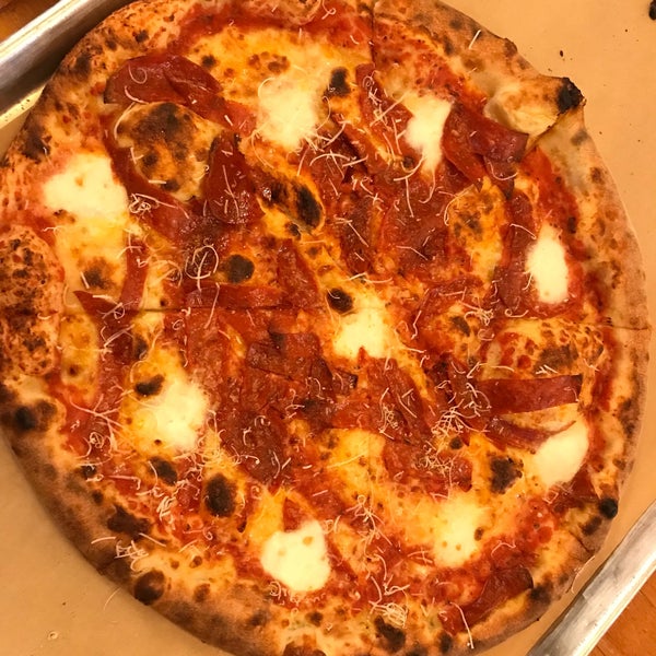 1/22/2018 tarihinde Lee H.ziyaretçi tarafından DeSano Pizza Bakery'de çekilen fotoğraf