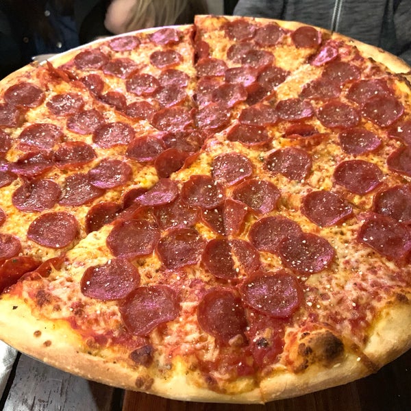 12/30/2018 tarihinde Lee H.ziyaretçi tarafından Five Points Pizza'de çekilen fotoğraf
