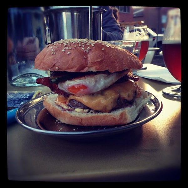 Foto scattata a Brother Burger and the Marvellous Brew da Lukey il 10/20/2012