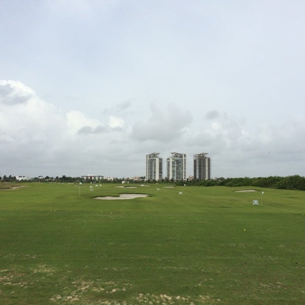 Снимок сделан в Puerto Cancún Golf Club пользователем Miguelito G. 5/1/2014